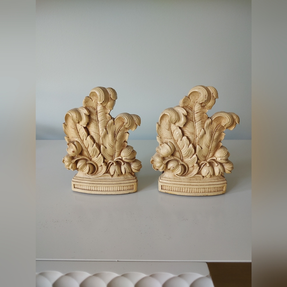 Vintage Syroco Mid-Century Scroll Feather Cream Book Ends Set